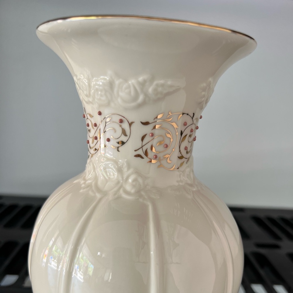 Lenox vase w intricate detailing